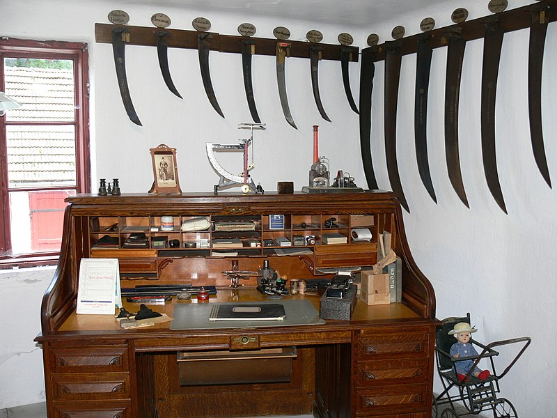 File:Leonstein Schmiedleiten - Museum Schreibtisch.jpg