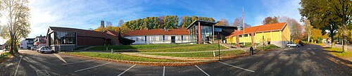 Slottsfjellsmuseet ved Farmannsveien med Slottsfjellet og Slottsfjellstårnet bak. Foto: Fordreid panoramabilde oktober 2015