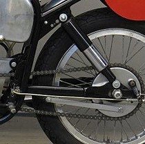 Roland Pike experimenteerde al in 1952 met swingarm-achtervering met schokdempers van het staartwiel van een De Havilland-vliegtuig