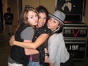 Miley with dancers Ashlee and Mandy (20 November 2007)