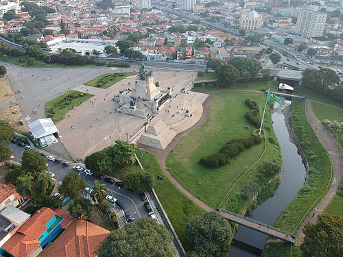 Vista área do monumento em frente ao córrego do Ipiranga, e avenida Ricardo Jafet ao fundo