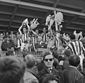 Spelers van Willem II met de beker in hun handen