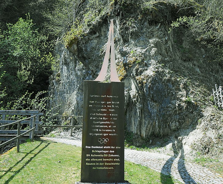 File:Achomitz, Skispringer Denkmal, Gailtal, Kärnten.jpg