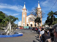 Fila para vacinação COVID-19 em Chapecó.jpg