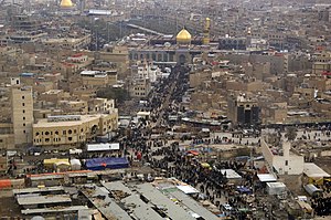 Syiah pergi ke Masjid Imam Husain di Karbala, Irak pada tahun 2008.