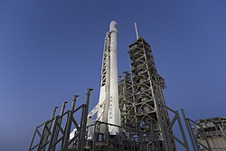 SES-10 ja Falcon 9 laukaisualustalla laukaisupäivän aamulla.