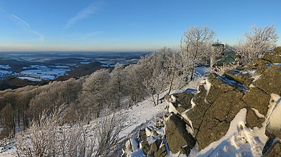 Winterlicher Blick an der Westseite des Gipfels entlang nach Norden