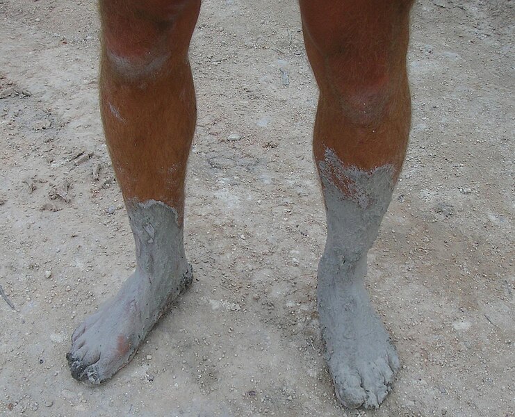 File:Muddy feet.jpg