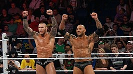 Randy Orton (links) en Dave Batista als Evolution in 2014