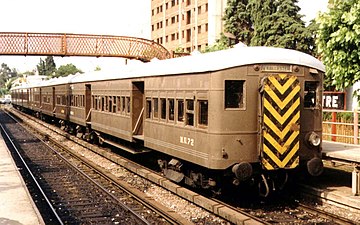 Una formación de tren eléctrico Metropolitan Vickers, de origen inglés, detenida en la estación. (1990)