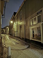 De Torenstraat gezien vanaf de Munnekeholm bij avond. De toren bevond zich waarschijnlijk ergens links of rechts van de weg ter hoogte van de knik op de achtergrond