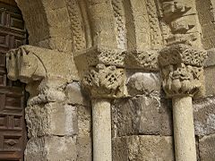 Iglesia de Santa María (Carrión de los Condes). Capiteles.jpg