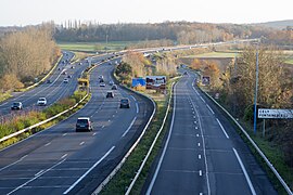 L'autoroute A6 (au centre) et la N 37 (sur les côtés).