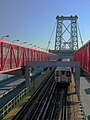 Trem da BMT Nassau Street Line (serviços J e Z) cruzando a Ponte Williamsburg