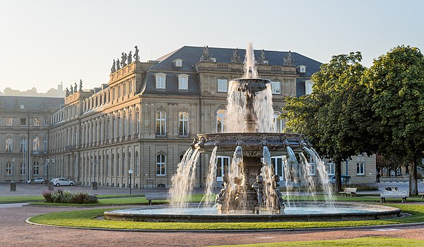 Neues Schloss, Schlossplatzspringbrunnen.