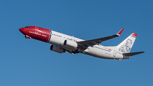 Norwegian Air Shuttle Boeing 737-86N departing MUC.