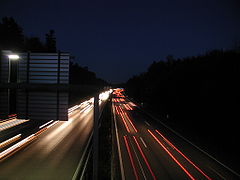 La route européenne 25 de nuit à Berne.