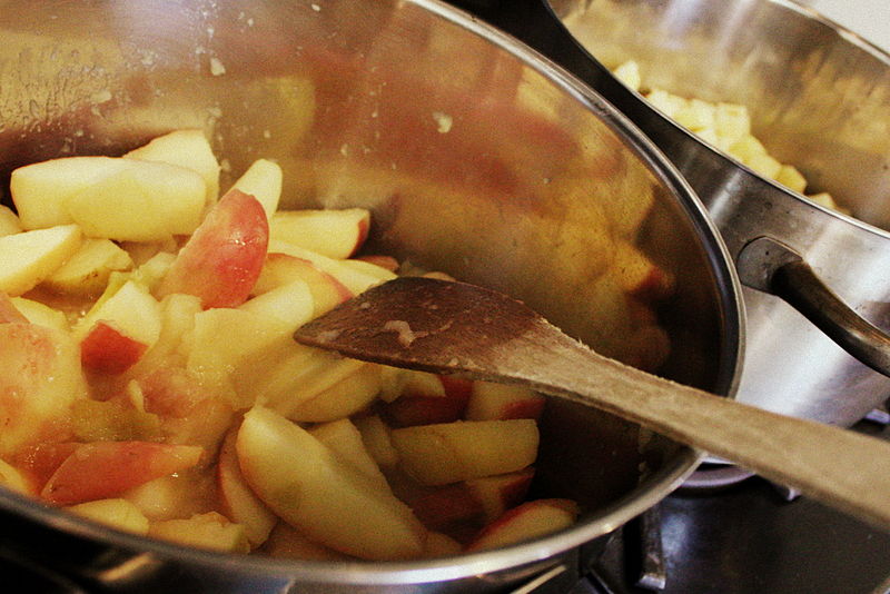 File:Apples cooking (8167924109).jpg