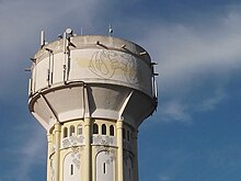 Château d'eau du quartier de la Pierre Levée à Poitiers. Son sommet est orné de bitards stylisés.