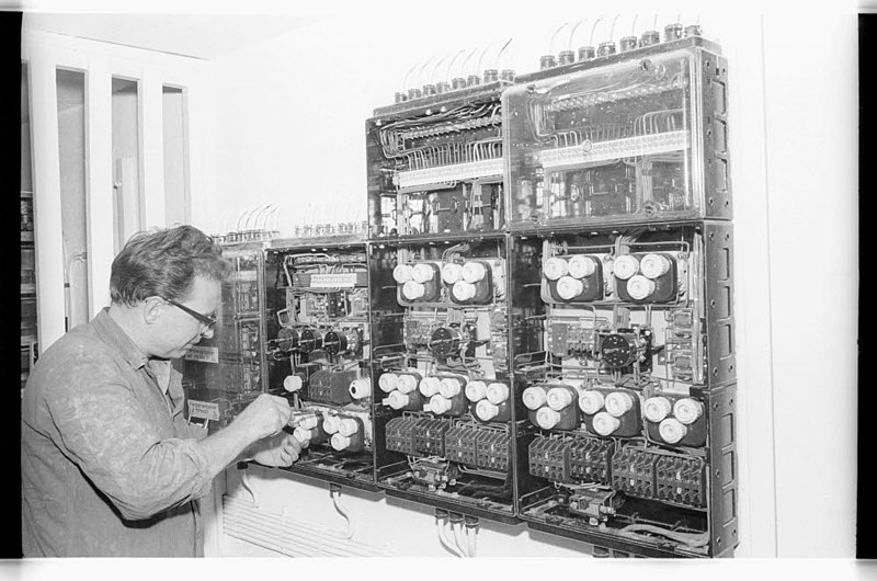 File:Elektriker arbeitet am Sicherungskasten (Kiel 38.878).jpg