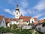 Hartberger Karner mit Stadtpfarrkirche im Hintergrund