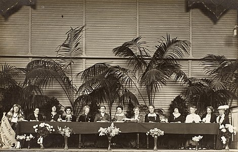 Internasjonal kvinneliga for fred og frihet ble stiftet 1915 i Den Haag. Deltakere ved stiftelsen fra venstre: 1. Lucy Thoumaian – Armenia, 2. Leopoldine Kulka – Østerrike, 3. Laura Hughes – Canada, 4. Rosika Schwimmer – Ungarn, 5. Anita Augspurg – Tyskland, 6. Jane Addams – USA, 7. Eugenie Hanner – USA, 8. Aletta Jacobs – Nederland, 9. Chrystal Macmillan – England, 10. Rosa Genoni – Italia, 11. Anna Kleman – Sverige, 12. Thora Daugaard – Danmark, 13. Louise Keilhau – Norge.