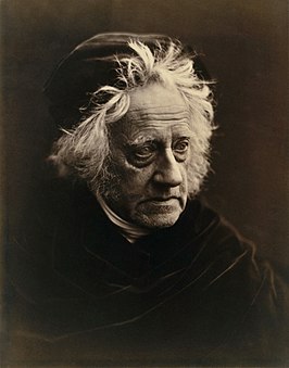 John Herschel, gefotografeerd door Julia Margaret Cameron (1867).