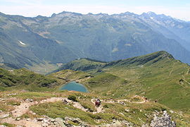 Vue du lac Noir en contrebas du Petit Arc ; au fond, les versants septentrionaux du chaînon de la Lauzière.