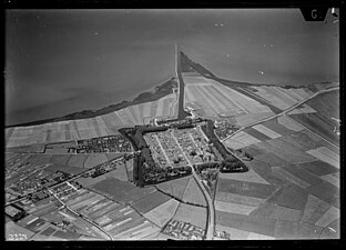 Luchtfoto van Elburg (1920-1940), voor 1931 (opheffing Zuiderzeetram), op de achtergrond de Zuiderzee, Nederlands Instituut voor Militaire Historie.