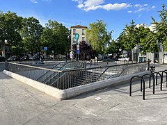 Entrée de la station au carrefour Henri-Rol-Tanguy à Aubervilliers.