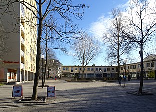 Östra torget med höghuset och låghuset.