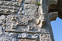 Verzierung an einem Mauerstein im Franziskanerkloster Bonamargy Friaryin Nordirland