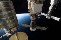 Cygnus (на передньому плані), пристикований до МКС