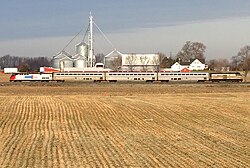 A Pere Marquette vonat három Superliner kocsival Holland állomás közelében egy farm mellett