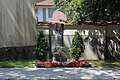 Theißig-Denkmal an der Handel-Mazzetti-Promenade bei Schloss Lamberg