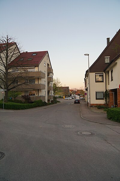 File:Gebäude und Straßenansichten in Möglingen.jpg