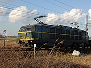 HLE 2006 trekt een sleep ballastwagens op spoorlijn 27A in Ekeren-Donk.