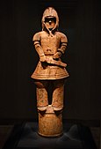 Luptătorul în Armură Keiko; secolul 6; haniwa (figurină de teracotă pentru mormânt); înălțime: 130,5 cm; Muzeul Național din Tokyo (Japonia)