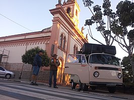 Katholieke kerk Nossa Senhora do Carmo en een Volkswagen-bus met grote speakers in Jarinu