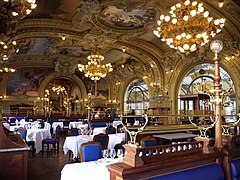 Restaurant Le Train Bleu de la gare de Lyon ou Mr Bean mange des fruits de mer.