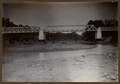 Jembatan kereta api Sungai Ciujung yang terdiri dari tiga rangka baja di atas dua tiang pondasi, 1920-an.