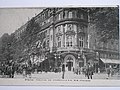 Le théâtre du Vaudeville vers 1910, avec de grandes marquises installées au-dessus des portes d'entrée.