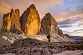 Tre Cime di Lavaredo al Tramonto.jpg5 184 × 3 456; 11,65 MB