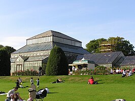 Zicht op kassen van de Glasgow Botanic Gardens