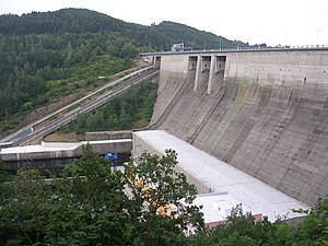 Staumauer mit den Schrägaufzügen für Schiffe im Hintergrund