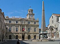 Arles, la place de la République avec l’hôtel de ville et l’obélisque (Aiguille d'Arles)