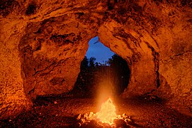 Reconstitution d'un feu au sein de la grotte de Vogelherd.