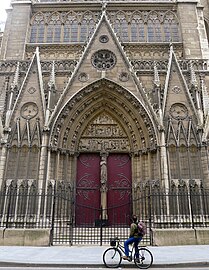 Gablete en una puerta del transepto de Notre Dame (París).