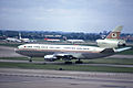 El avión involucrado en el accidente en el verano de 1973. Al fondo se ven dos Hawker Siddeley Trident operados por British European Airways, un Boeing 707 operado por Egyptair y un Vickers Viscount operado por Cambrian Airways.