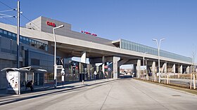 Aufnahmegebäude und U-Bahn-Station